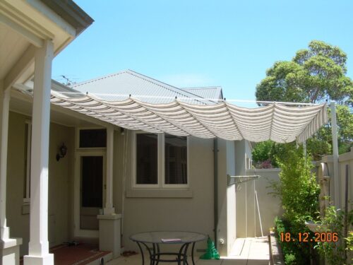 PLEATED PATIO AWNING ON TRACKS
