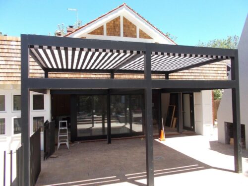 PLEATED PATIO AWNING ON TRACKS